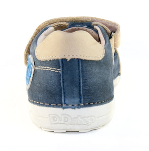 Premium quality closed toe sandals with genuine leather lining and upper in blue and beige with double velcro strap. Thanks to its high level of specialization, D.D. Step knows exactly what your child’s feet need, to develop properly in the various phases of growth. The exceptional comfort these shoes provide assure the well-being and happiness of your child.